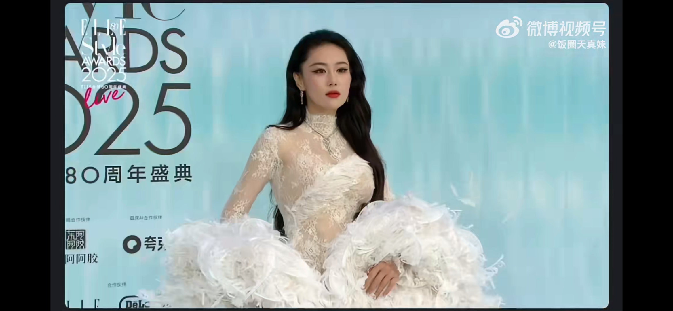 张馨予红毯定海神针三亚晚风裹挟着海浪咸香掠过红毯，当张馨予身着25斤重工礼服现