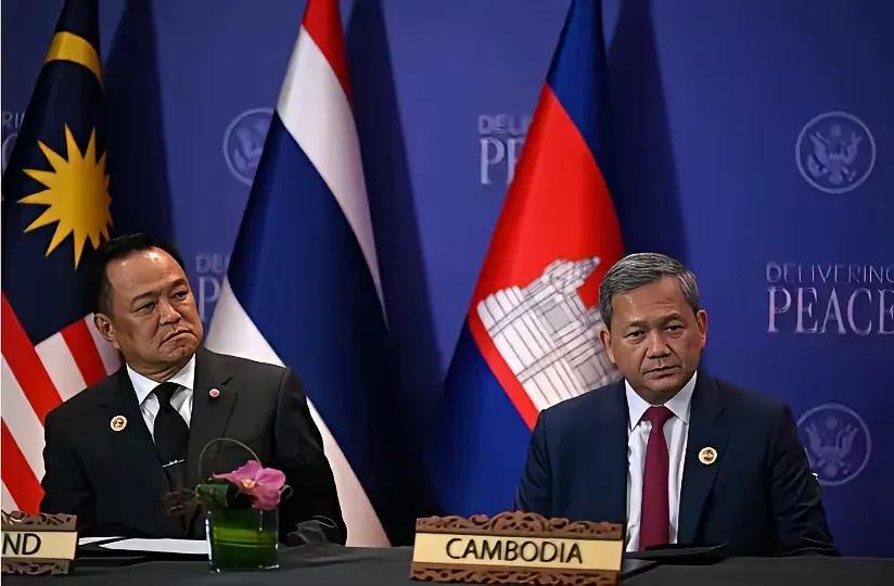 泰国首相阿努廷一脸不屑的看着柬埔寨首相洪玛内。给他们设计一下对白吧？阿努廷说