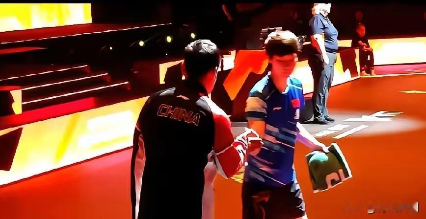 看到任浩教练提前伸手等王曼昱击掌那一下，我真觉得，这才是高水平教练该有的样子。我