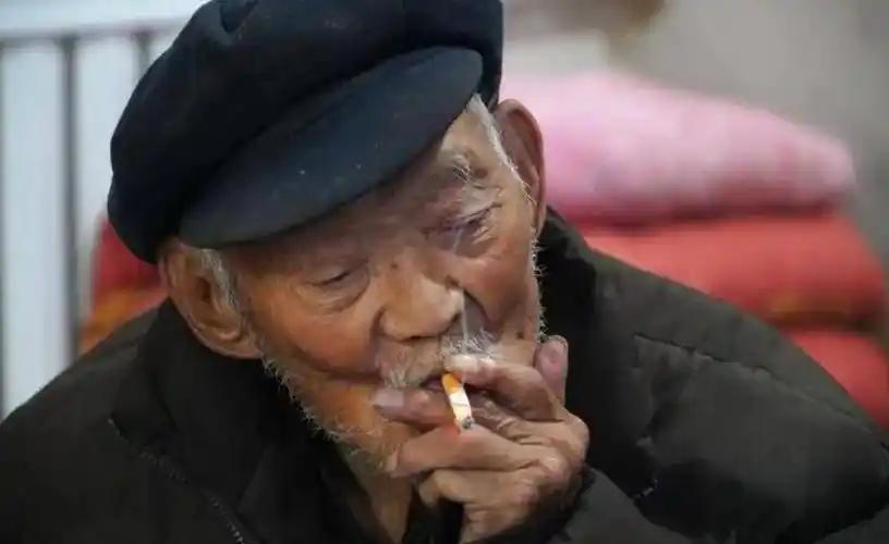 男性吸烟后，若频繁出现3种异常，证明已不适合吸烟，赶紧戒了吧有些人抽烟抽到习