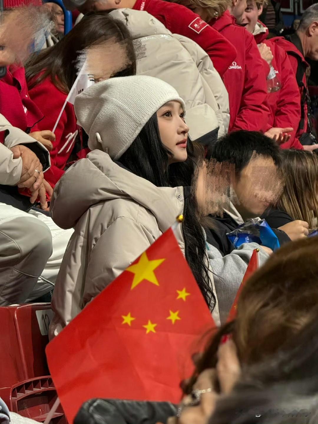 关晓彤，一天两次冲上热搜！2月11日，一天之内，演员关晓彤两次登上热搜，并非参