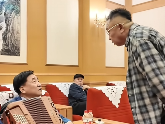 于谦受邀参加“乐龄重阳”晚会，在后台遇到了正在练习手风琴的姜昆，连忙上前打招呼。
