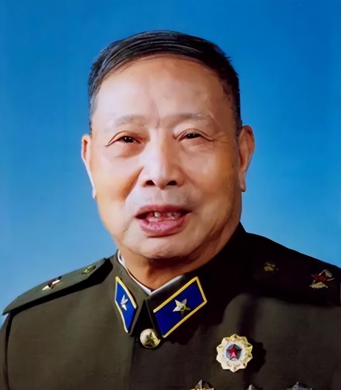 1950年，两名航校教官当街调戏姑娘，参谋长拔枪硬刚，后续更震撼。 1950