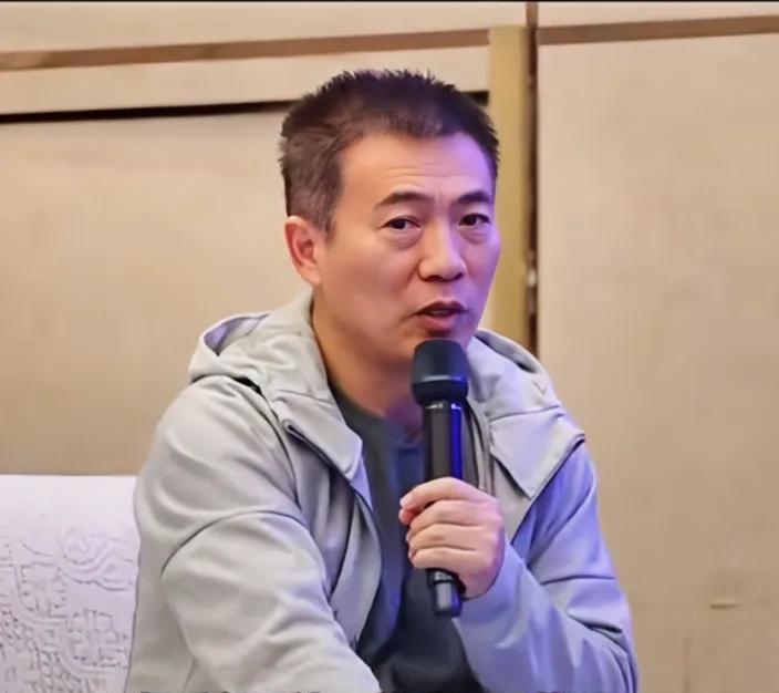 特别佩服黄健翔老师，以前冯潇霆在役的时候他也时常的批评冯潇霆，可是冯潇霆刚退役没