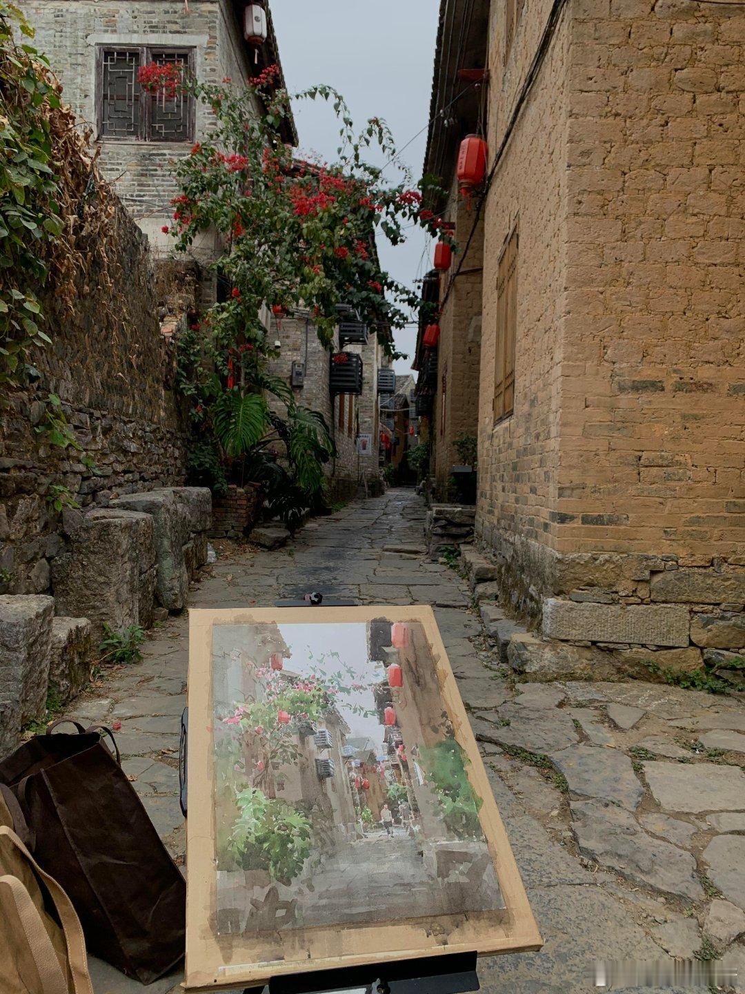 在黄姚古镇遇见写生的美院学生，青石板路在他们笔下变成莫奈花园。这座活着的古镇，正