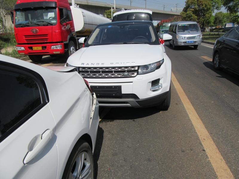 长春这起“路虎别停奔驰致追尾”事件闹大了！3月19日长春警方通报，已把这事立为刑