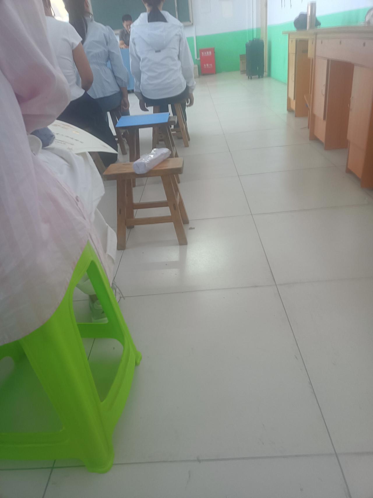 这个同学姓古，年龄比我们大个三四岁，高三时来我们班复读。在此之前其实他已经复读过