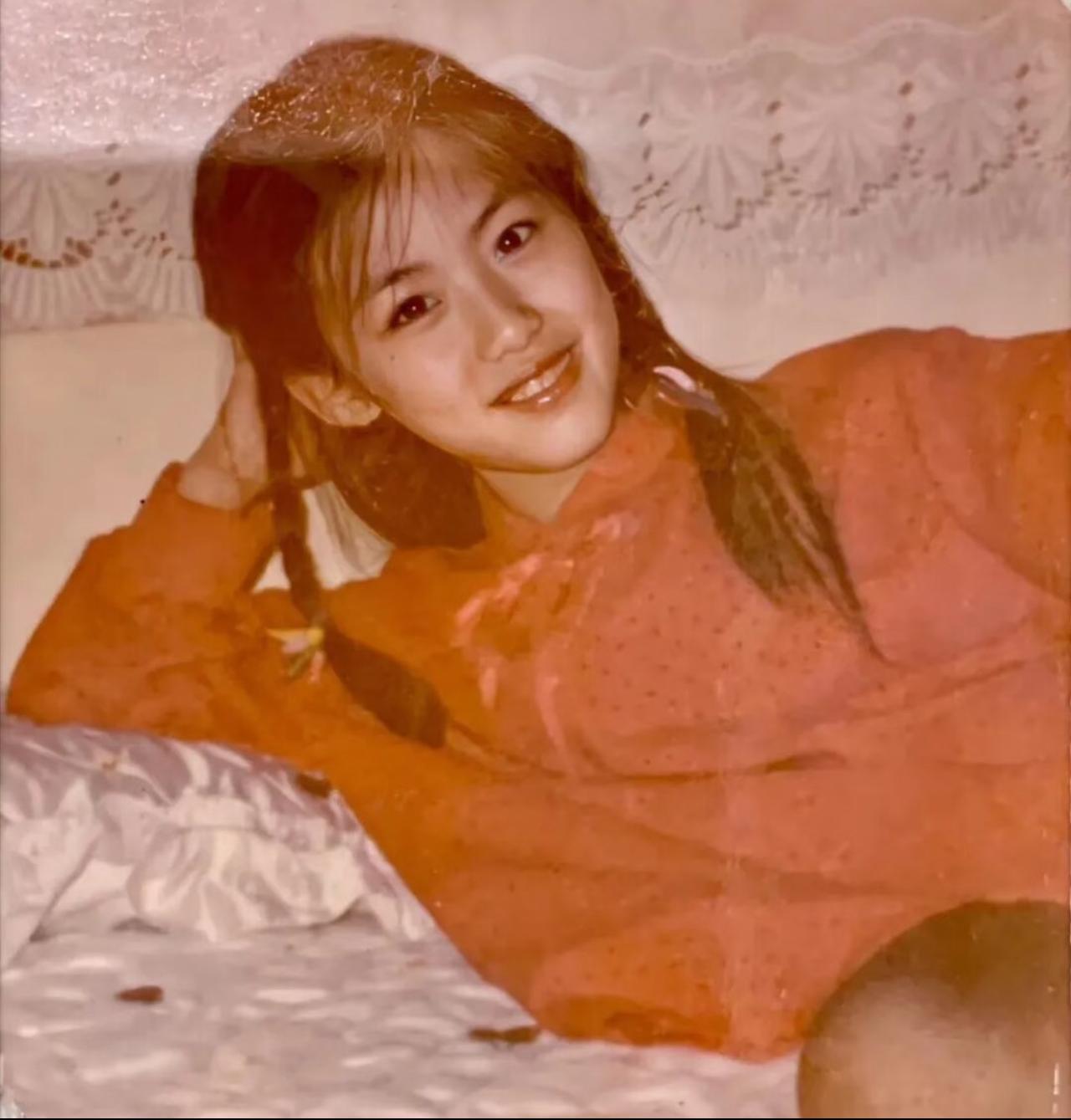 被田朴珺小时候的照片惊艳到了，这清秀的模样完全是小校花级别。不过漂亮归漂亮，