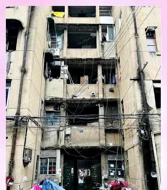 房子太便宜了杭州有一个老破小区早几年房价高的时候一套房的价格挂到了150万元左右
