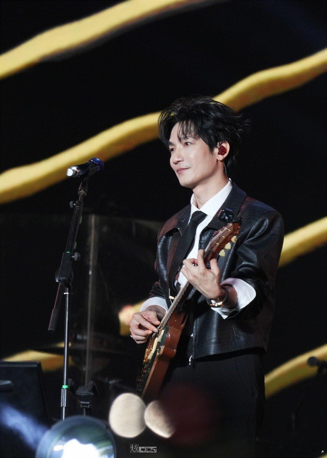 #陈楚生##陈楚生登台大运河畔舞台##陈楚生大鹏北京大运河音乐节合唱#国庆假期只能去一场音乐节，那就
