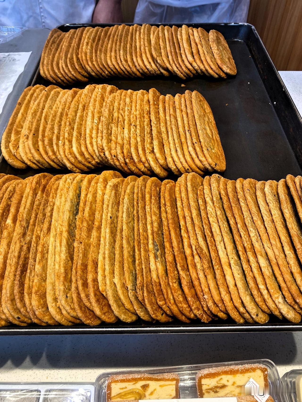 图5是小店边上的风景，开花的是什么树？白色的花朵很美很香。