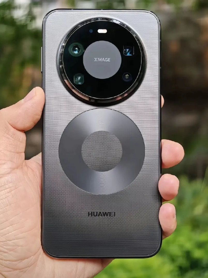 国产旗舰机终于又回归直屏了！都说Mate80promax屏幕和拍照很强，有人