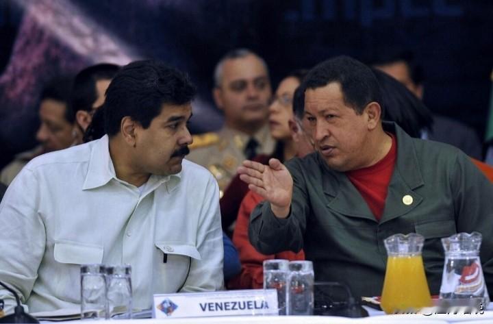 2012年，查韦斯病重时公开指定他为接班人，2013年查韦斯逝世后，马杜罗以微弱