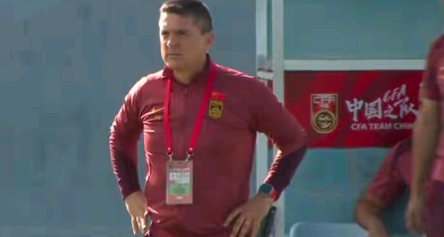 安东尼奥又遭质疑。在这里替安东尼奥喊一下冤。安东尼奥能力不行，打进亚洲杯决赛