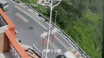 这的有多快呀！连拐弯都来不及。两个女孩子刹时间无影无踪。只剩下一只鞋。[抠鼻][