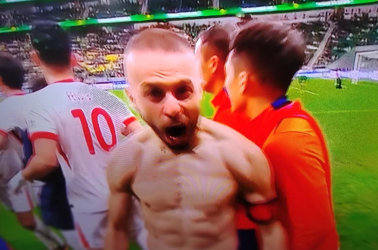 中赫国安丢人现眼响彻工体！北京国安主场2：4再败一场，三分送给了拼命保级的青岛