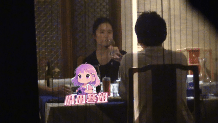 刘亦菲与两位年轻男子聚餐这不是mixwei吗，啥年轻男子，都中年大叔了