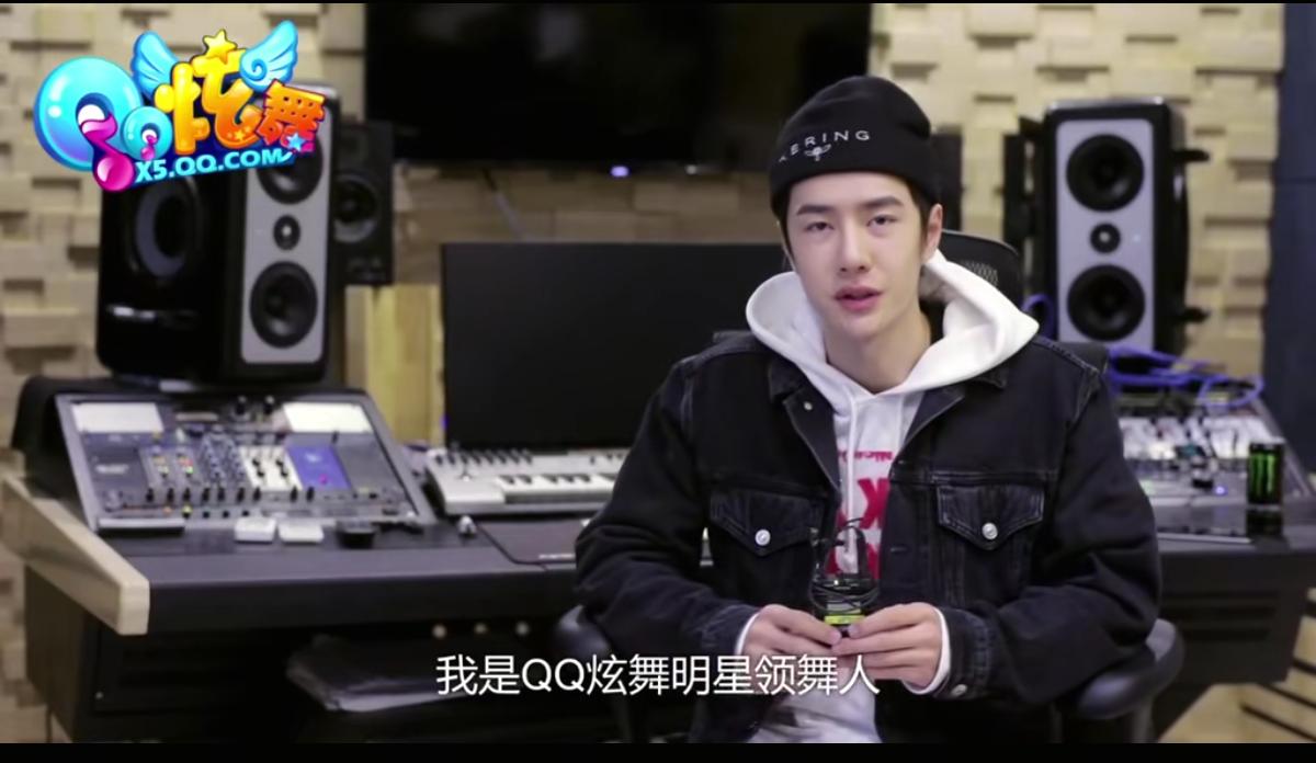 王一博在香奈儿大秀时听着秀场音乐动起来，采访时提到了这首音乐Justdance