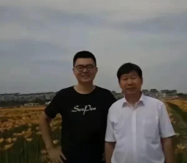 杜新枝这下笑了，因为郭威明确认可养父母对他的好。郭威说，他们有十块钱，舍得给他用