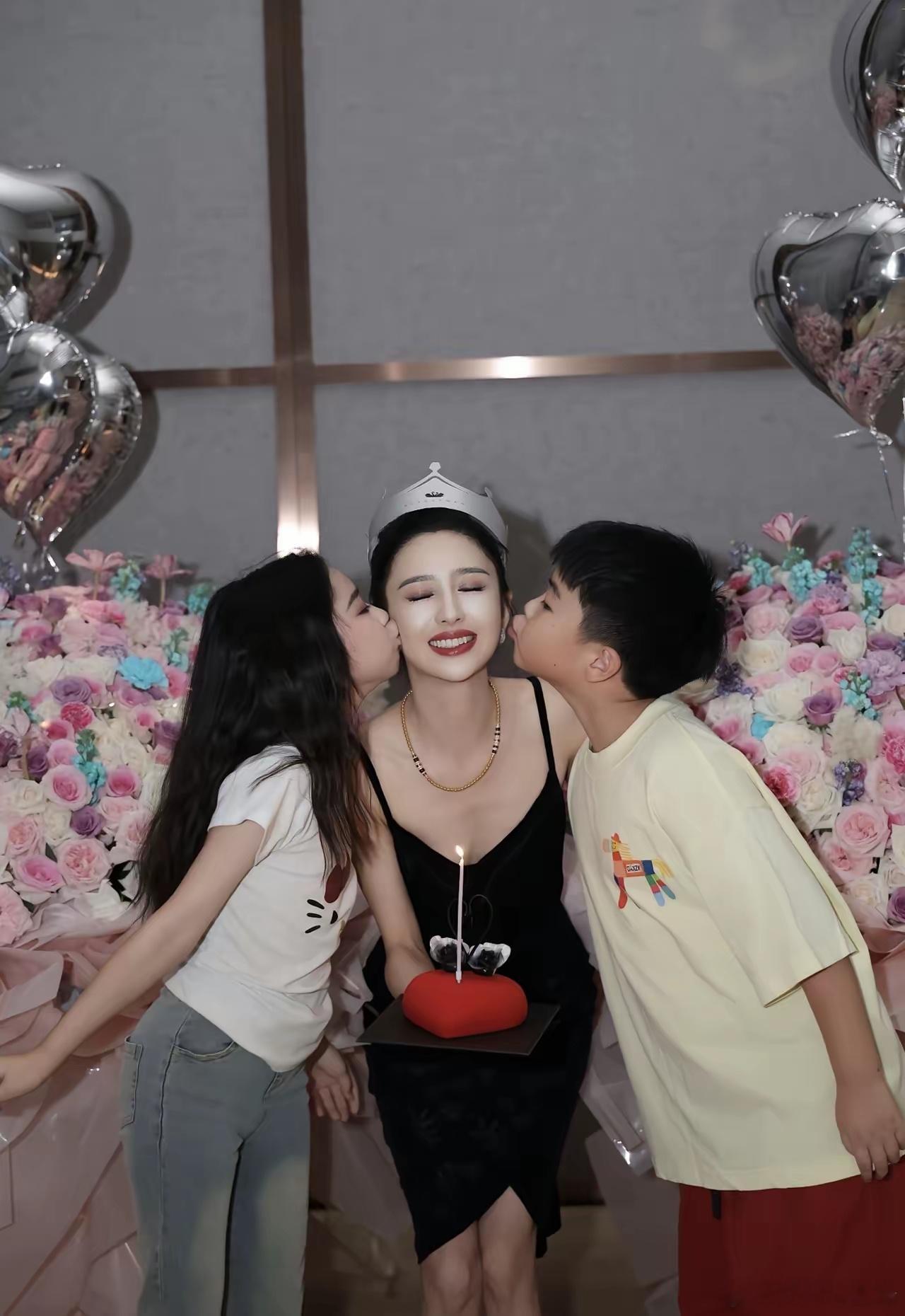 佟丽娅庆43岁生日现场曝光，收999朵玫瑰花，儿子亲吻她脸颊，真的好幸福。8月8