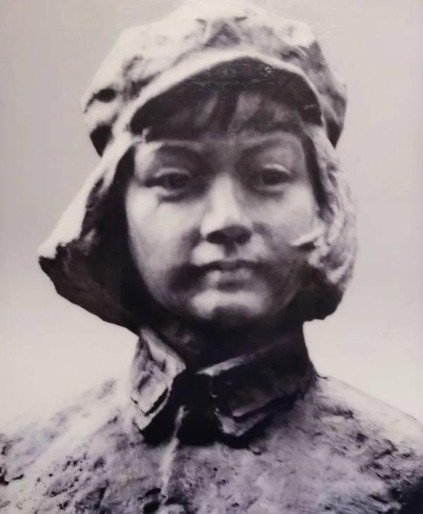 1929年，朱德和妻子正收拾东西，突然敌军踹门而入：“谁是朱德！”生死关头，妻子