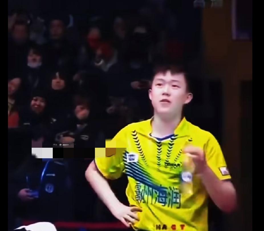 哇，第一次刷到这个画面！年轻时候的大头也太有意思了，打球打生气了，一手叉着腰，