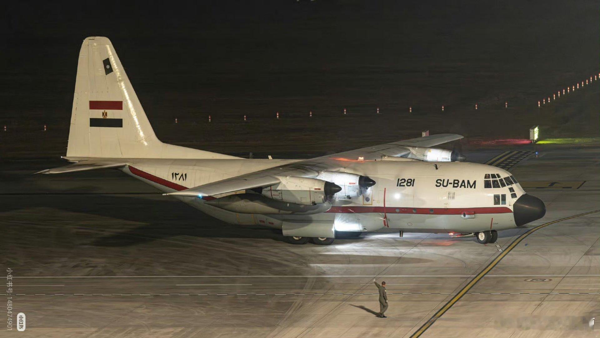 埃及的C130又来成都进货了这玩意儿太小，航程也不远，还挂了副油箱，这都得中转一