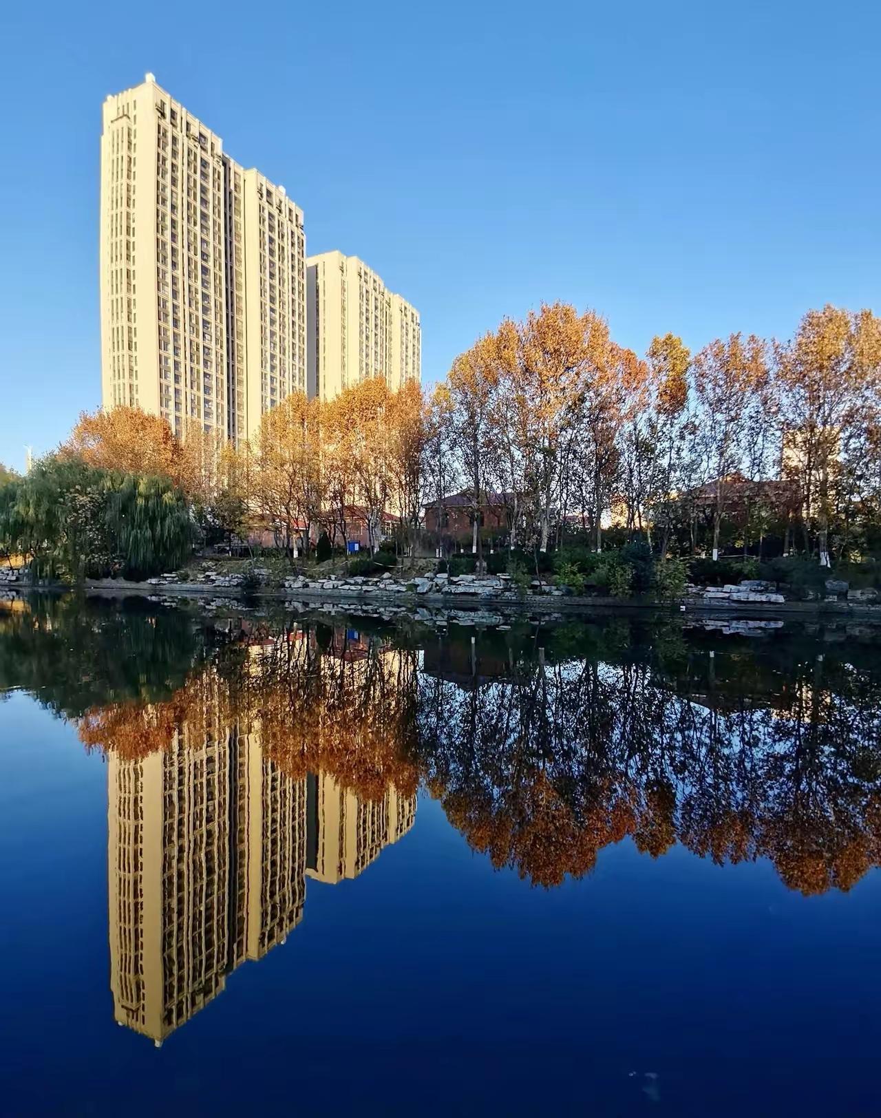 晒图笔记大赛秋日湖畔，高楼倒影，静谧如画