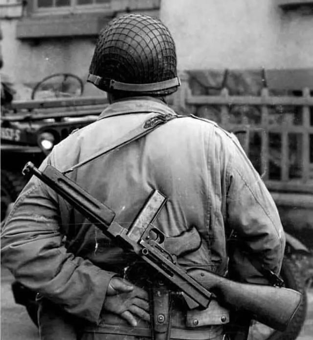 尽管问世之初的汤普森冲锋枪在美国国内深得好评，但美国军方仍然不待见这款枪械。直到