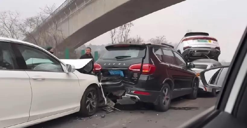 1月24日，衡阳贺家山一高速路段发生连环车祸。据现场目击者和初步报告显示，多辆车