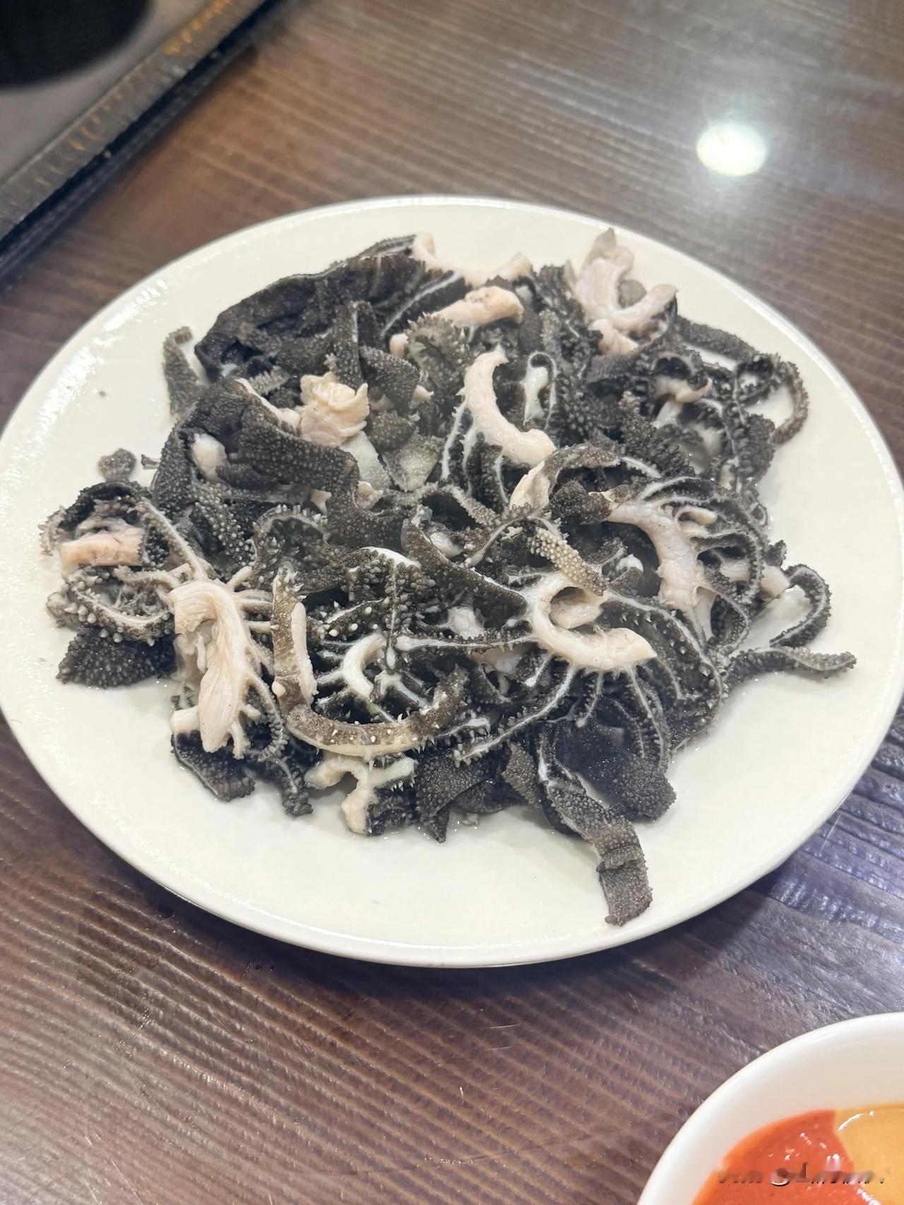 这盘爆肚给我香迷糊了钻进廊房二条胡同，热热闹闹的前门大街瞬间被甩在身后。青砖