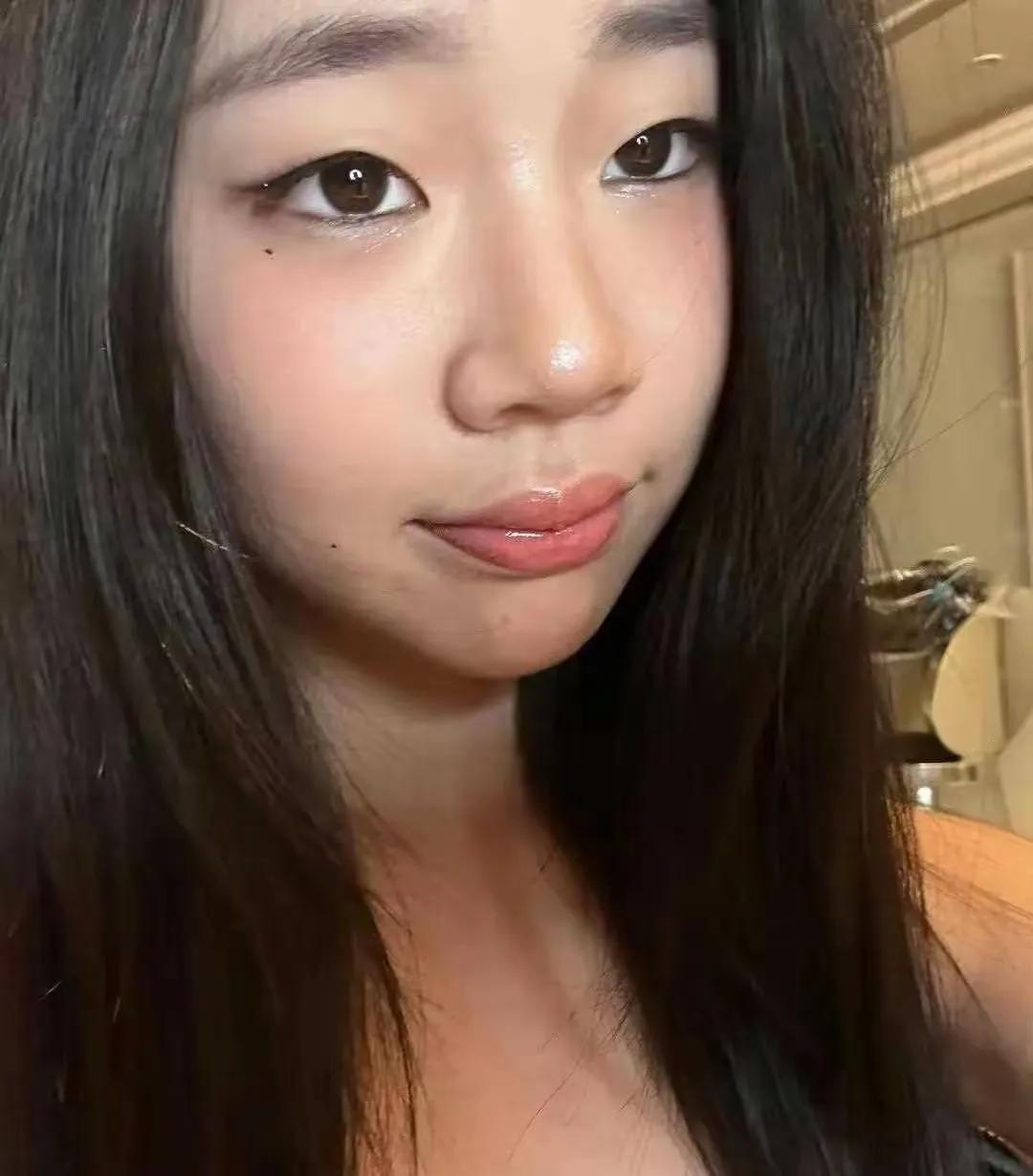 把小S三女儿许老三的脸拉近了看，这还是12岁小女孩的脸吗？！厚厚的妆容把少女该有