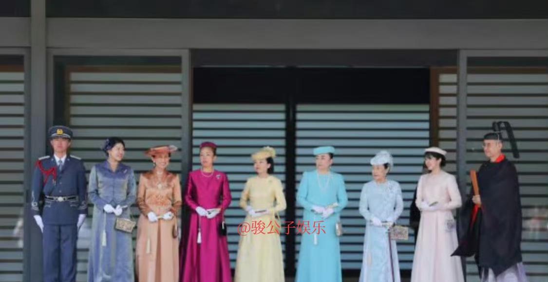 悠仁18岁成年礼，日本皇室女眷们的穿着，像窗帘布开会，真的好老土啊！这种圆领套头