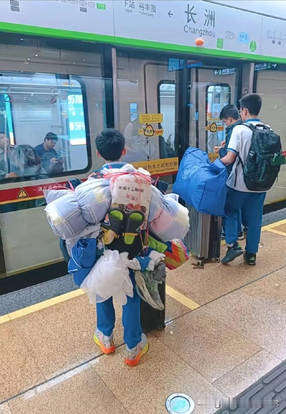 广州小学生放假，把“宿舍”背回了家！刷到这一幕直接笑喷了！广州长洲地铁站里
