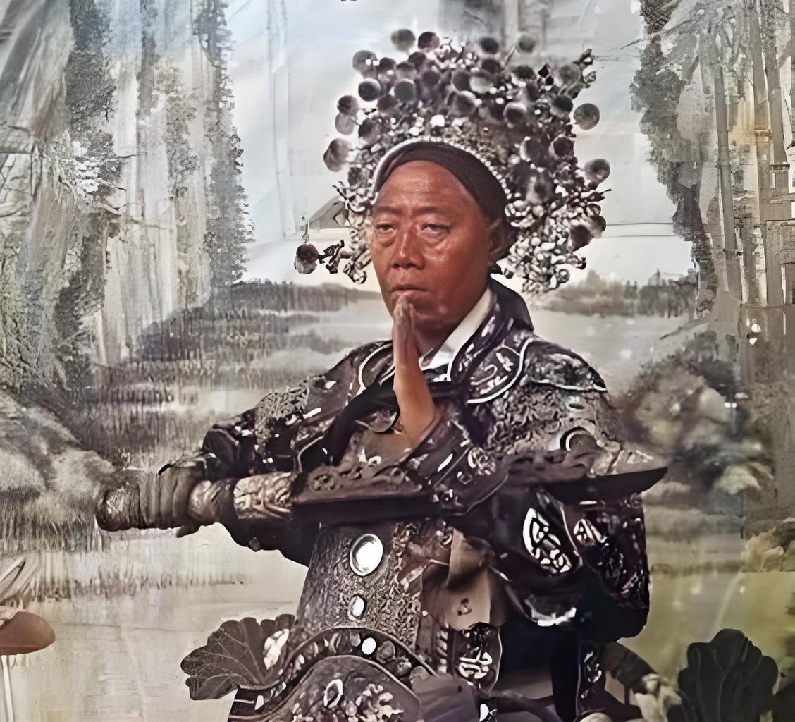 1966年，北京发现了太监李莲英的墓。当专家打开棺椁想要移开李莲英的尸体时，却被