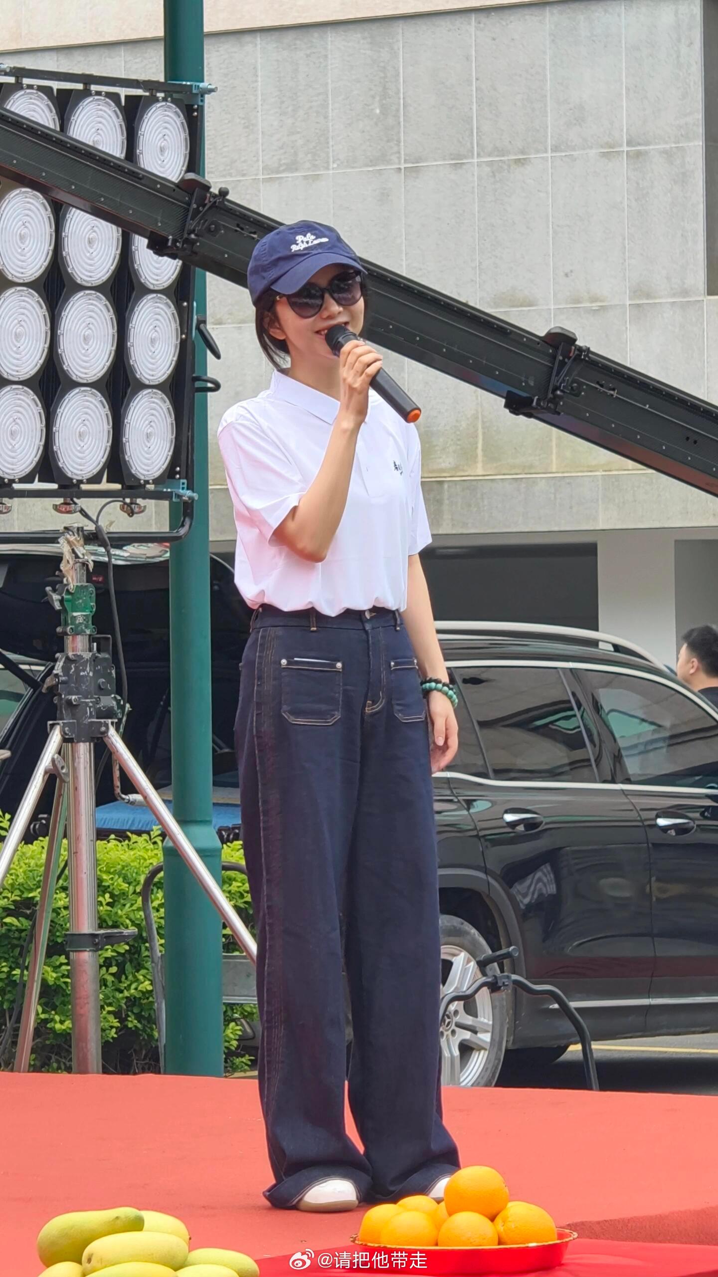谭松韵低马尾制服谭松韵体制内女友感看到她这身打扮，突然理解为什么都说体制内好找