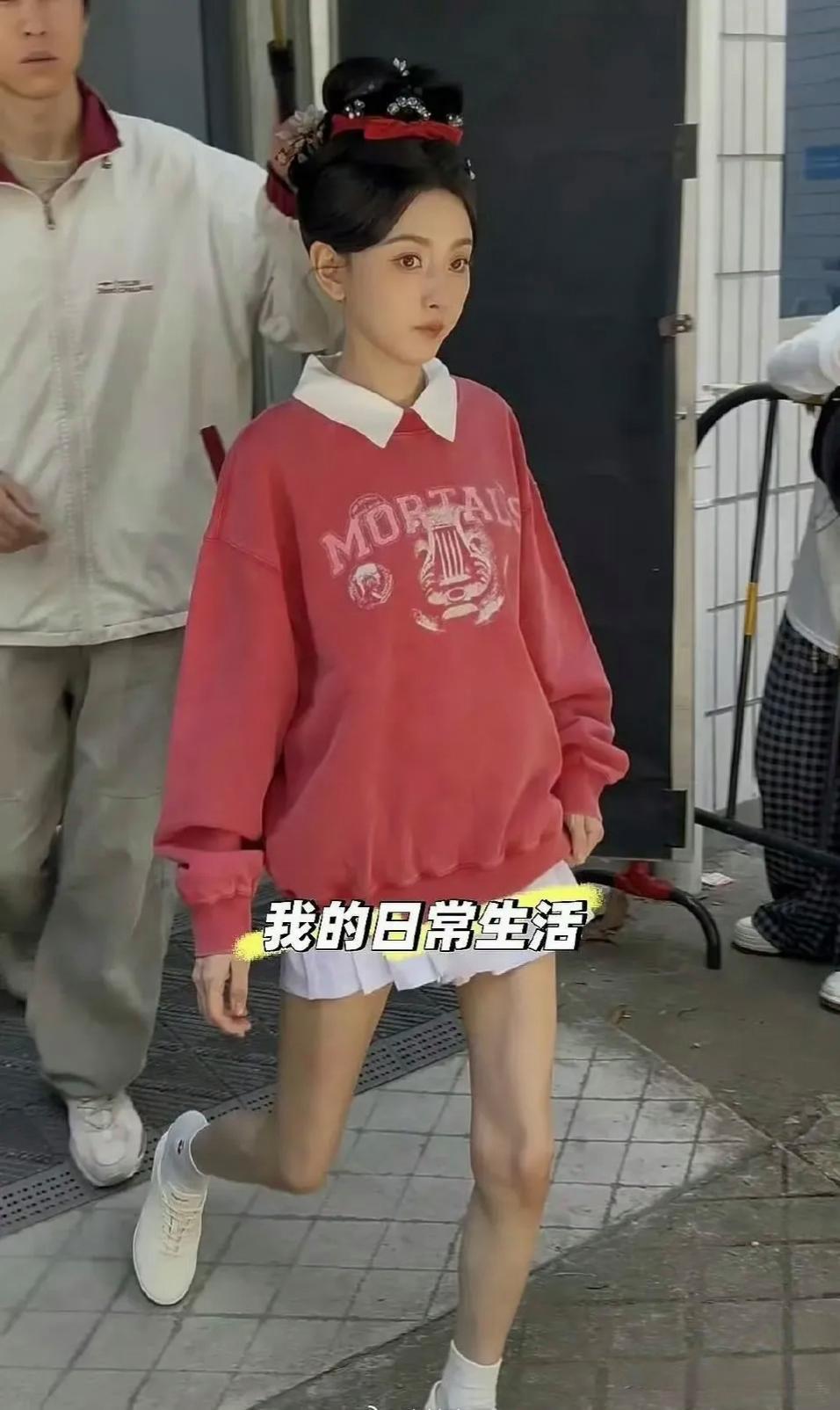 宋祖儿为了上镜已经瘦到极致了，才72斤！每天就2个鸡蛋，半根黄瓜，看看她的腿