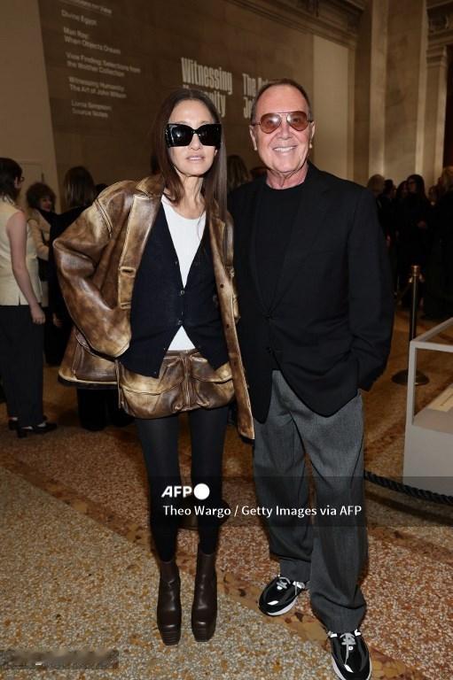 近日，76岁的婚纱女王王薇薇和迈克尔·科尔斯一同在纽约大都会艺术博物馆，出席了2