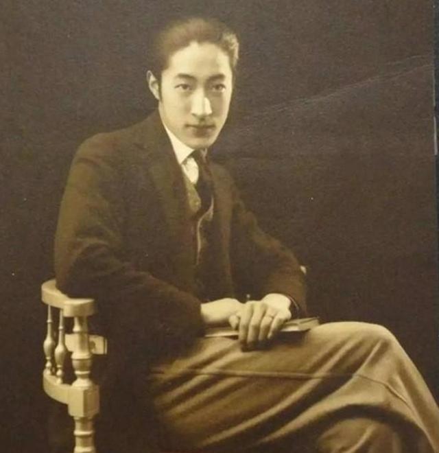 1962年，一位嘴唇、脸庞紫得发黑，头发全白、牙齿掉光，瘦到脱相的老人，在上海监