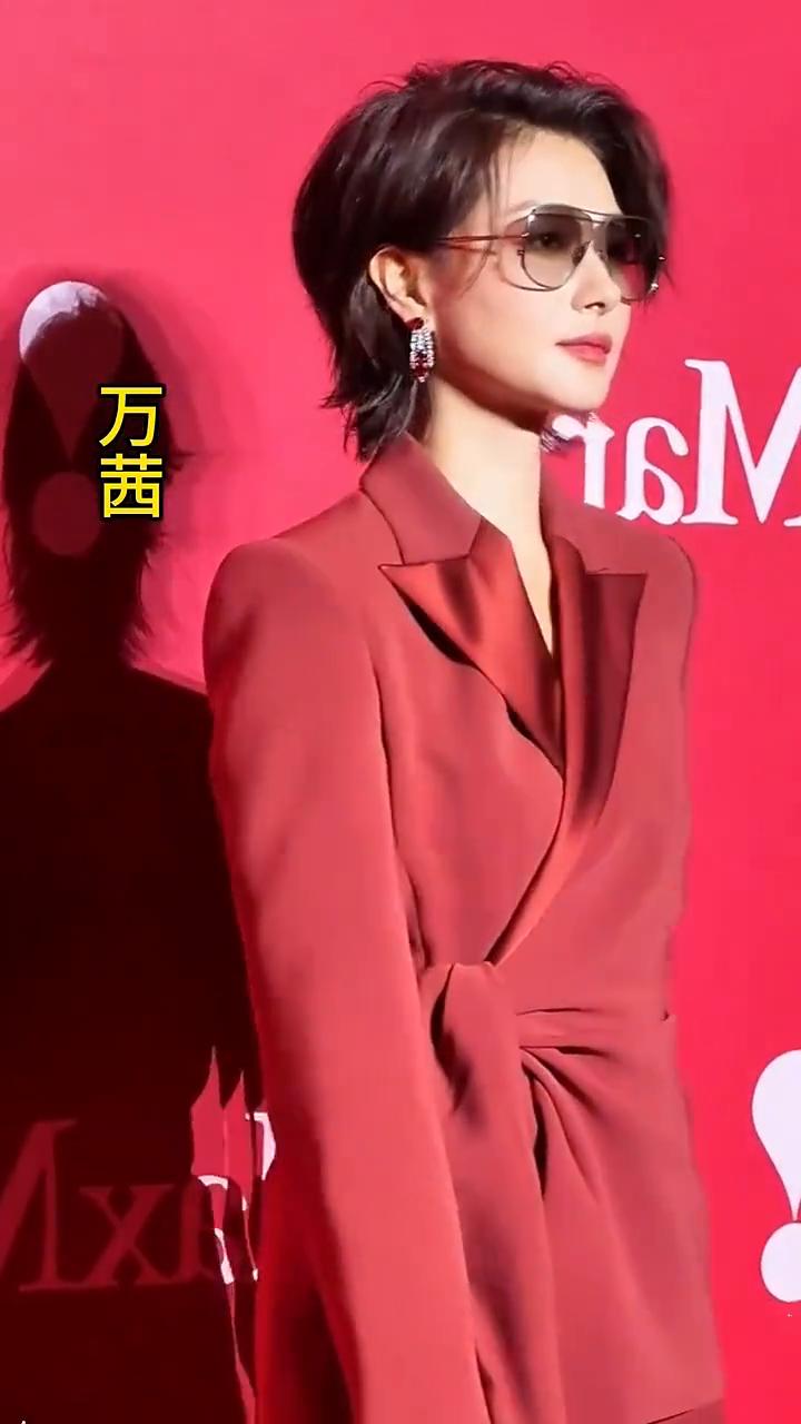 三选一你选谁？万茜、刘亦菲、贾静雯。