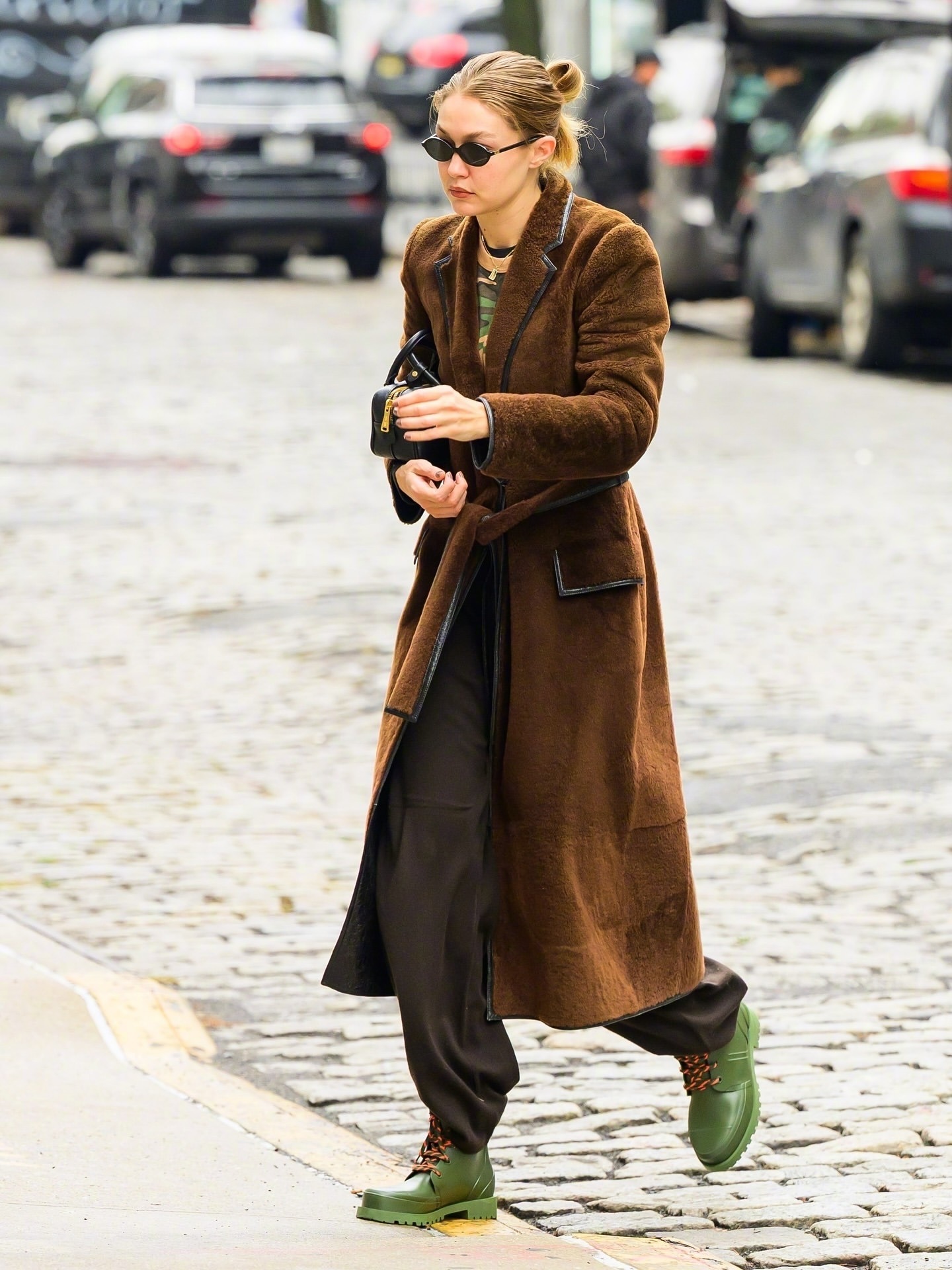 GigiHadid今日纽约外出的街拍，身穿Schiaparelli2021秋