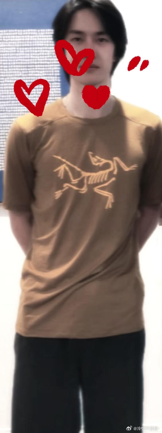 是来自美国的王一博啊啊啊啊啊啊！好瘦好瘦都快成纸片了要多吃点啊老爸🥺🤲