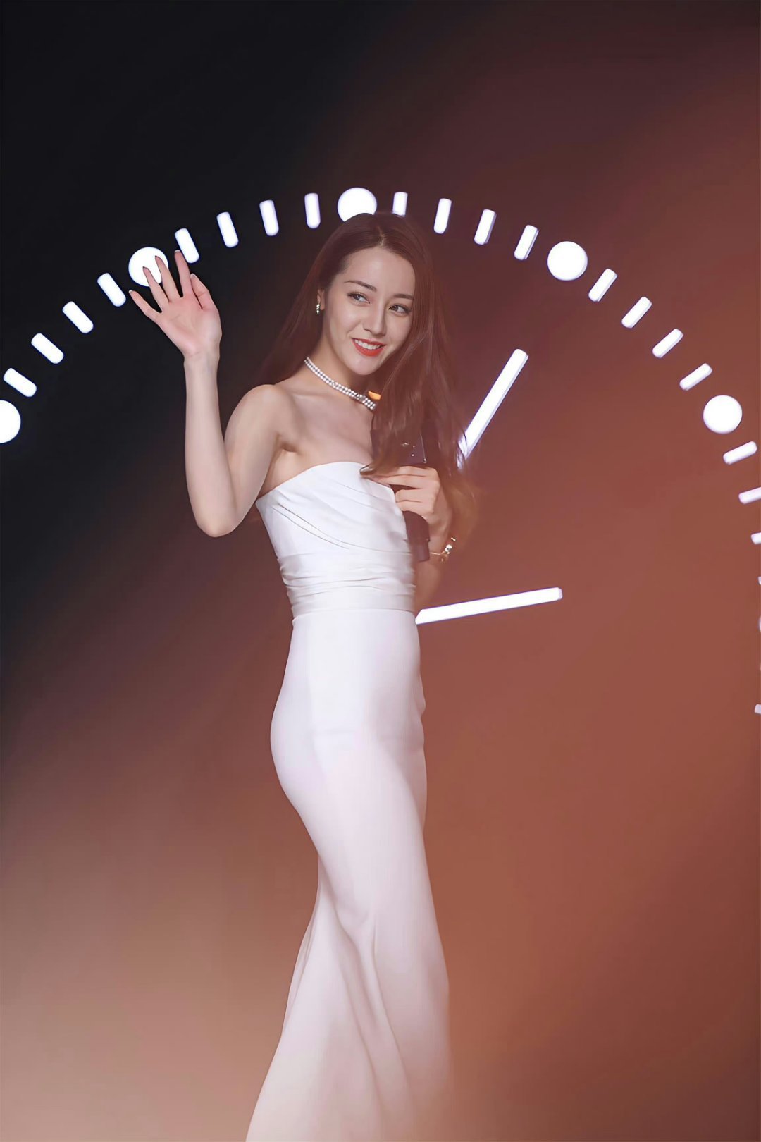 迪丽热巴活动生图，白色抹胸柔美婀娜​​​