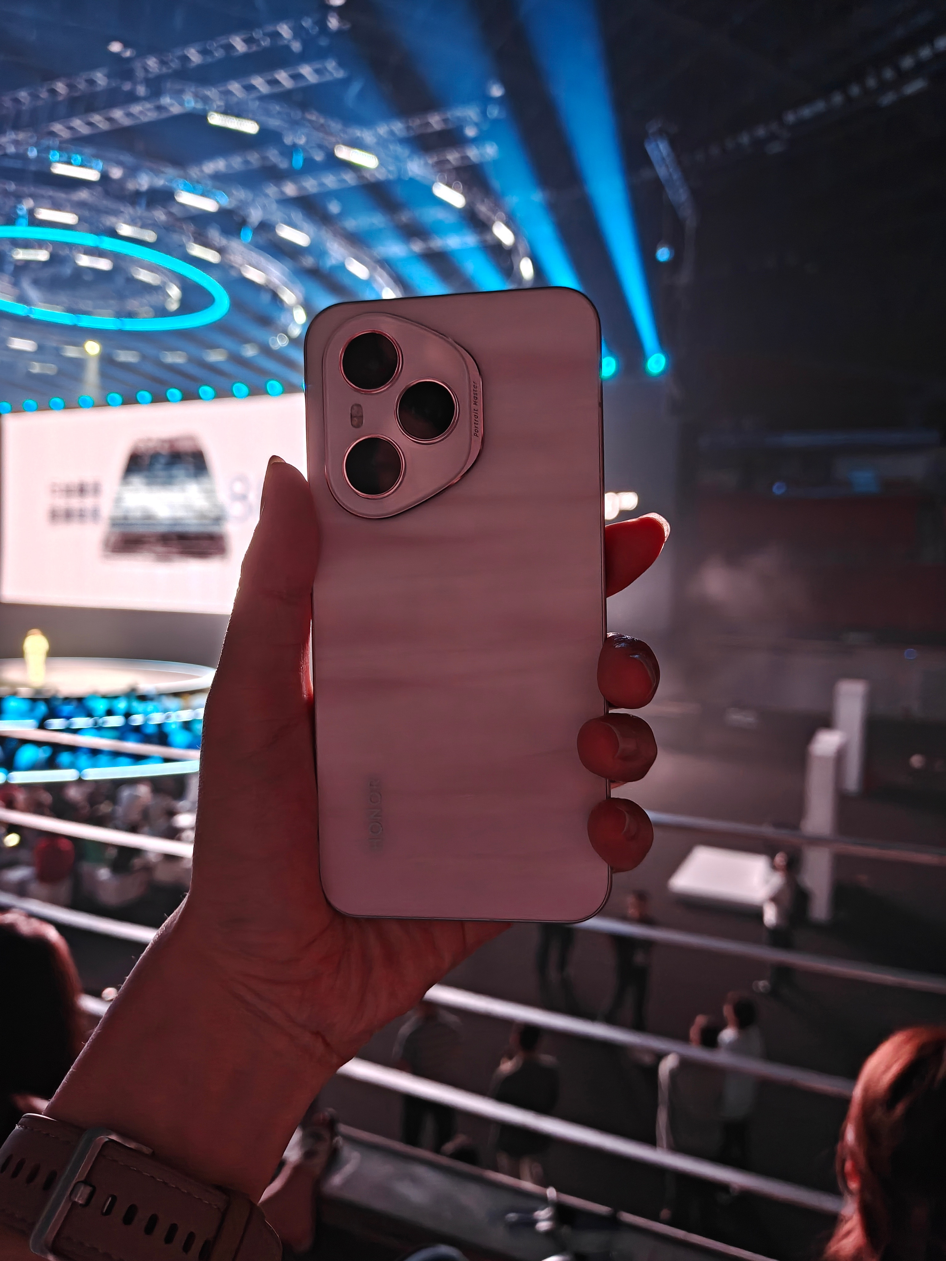 荣耀4006.55英寸，1.45mm黑边，7200mAh7.8mm，IP68+I
