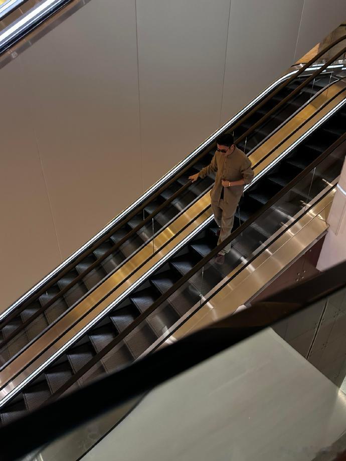 谢霆锋带大儿子逛商场谢霆锋父子俩的酷盖气质一脉相承但是这个时光飞逝啊Lucas都