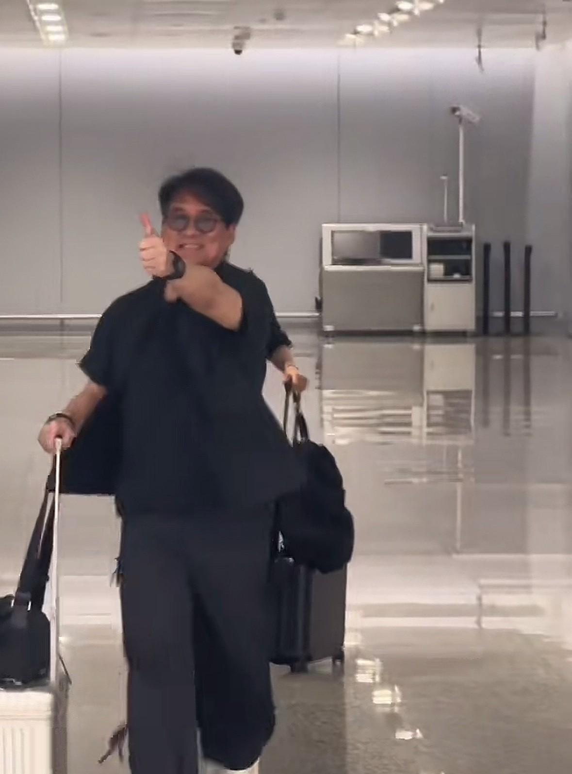 周华健最近被夸爽了！昨天他现身绍兴，准备开演唱会，谁都想不到，65岁的他，居