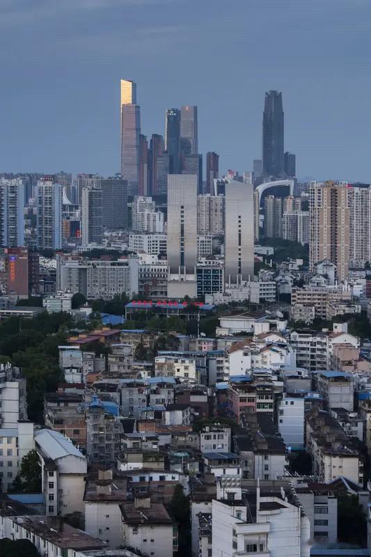 南宁楼市：从今年1月3日到8月6日的数据来看，青秀区房价从1.2万降至1.1