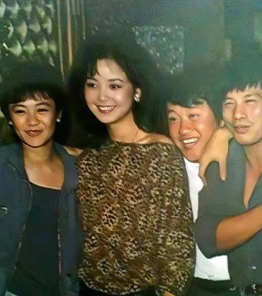 一张拍于40多年前的老照片中间一位是红遍亚洲的一代歌后，身边都是华语影坛的几位