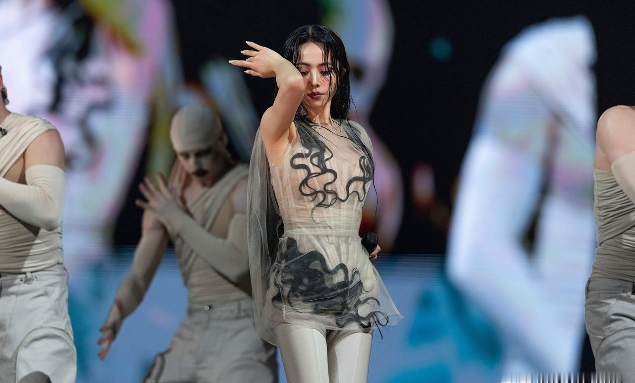 舞台灯光刺眼，蔡依林的高跟靴底狠狠碾进机械蛇的头颅——三千万台币的精密液压系统，