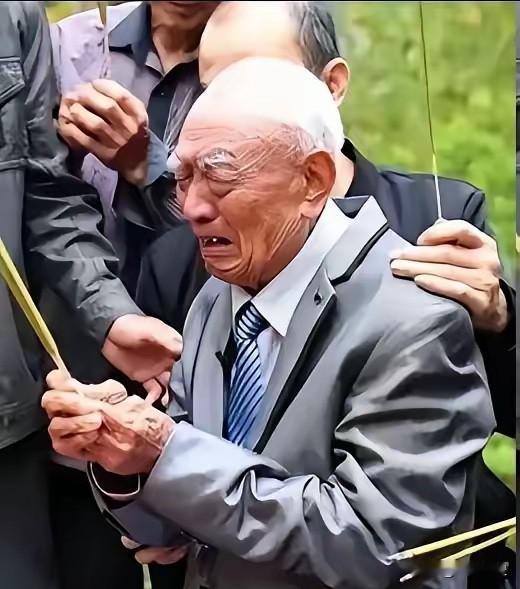 72岁老人家宴突然痛哭！一杯老酒，解开尘封五十多年的铁血秘密2002年，江苏